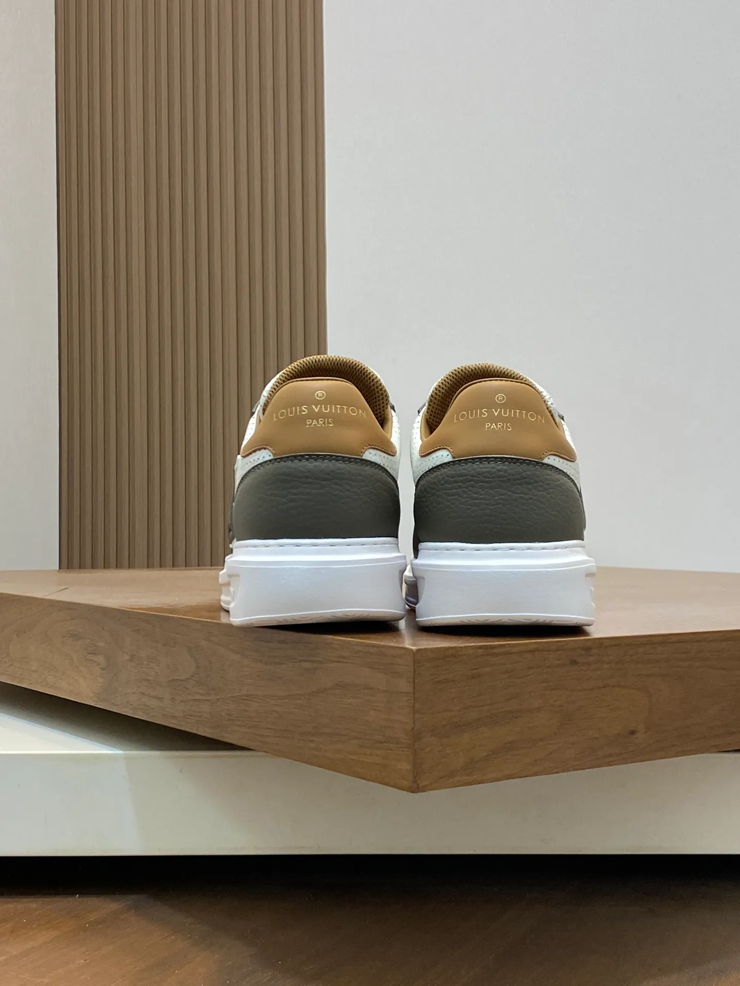 Factory Price: 400💰LV🔍Top Purchasing Agency🇮🇹 Lu Street Boy’s popular sports shoes counter synchronized, uppers imported from Italy cowhide fabric, high-quality complex splicing crafts, imported water-dyed cowhide lining cowhide feet Sole: Original sole provided by the original factory, T men's men's shoes 💰U exclusive movable molded sole, super comfortable, original factory follow-up goods, 🔍🔍high quality, can be entered and exited the counter at will, welcome to compare, code number 39-44 (order 38 45)